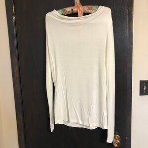 Ladies White Long Sleeved Top, Size Medium. $5.00 AS AN ADD ON